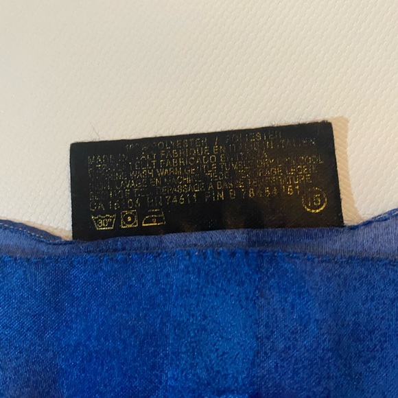 This beautiful rectangular scarf has an Ombré colour pallet. - Picture 3 of 4